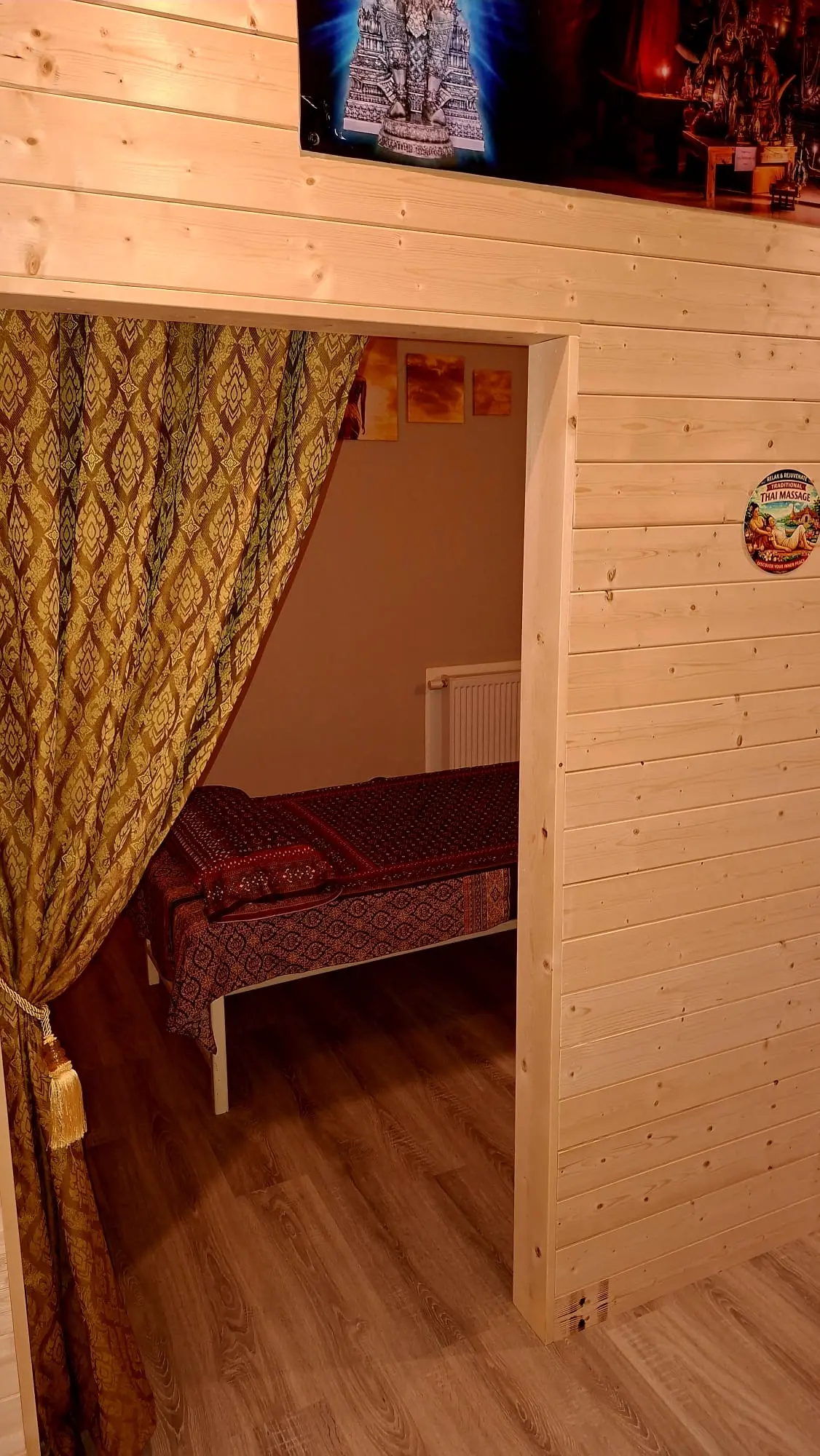 Blick in einen unserer Behandlungsräume mit Massageliege