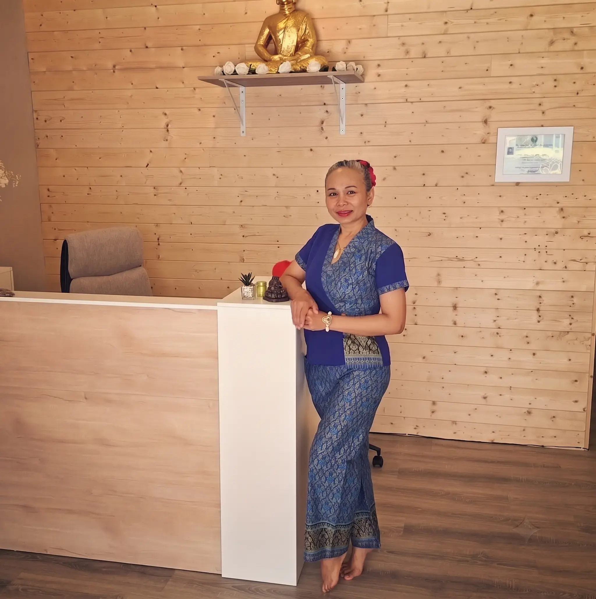 Tawanchay Witt, Inhaberin und Masseurin, am Empfangstresen von Thaimassage Tawanchay